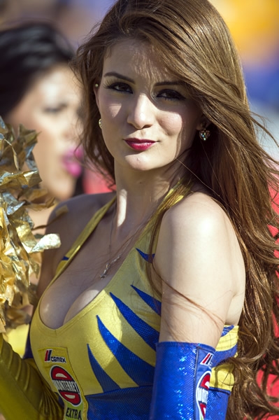 En la cancha también apareció la belleza femenina.