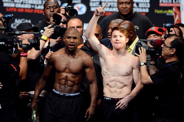 En la escenario, los animadores de un hecho histórico.