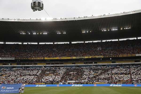 En las gradas del Jalisco se formó un mosaico con la palabra Paz.