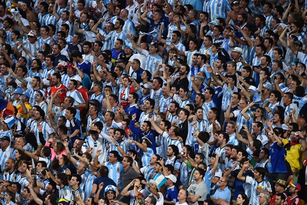 En las tribunas, la afición de Argentina no dejaba de alentar.