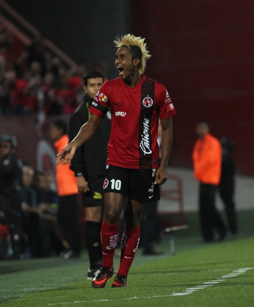 En los primeros minutos Fidel Martínez adelanta.