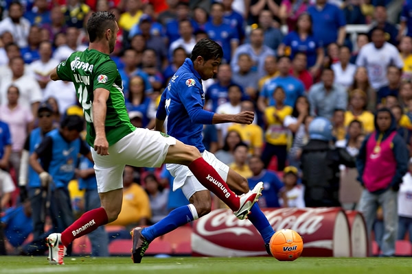 En los primeros minutos, Rojas obliga a la zaga del América a defender.