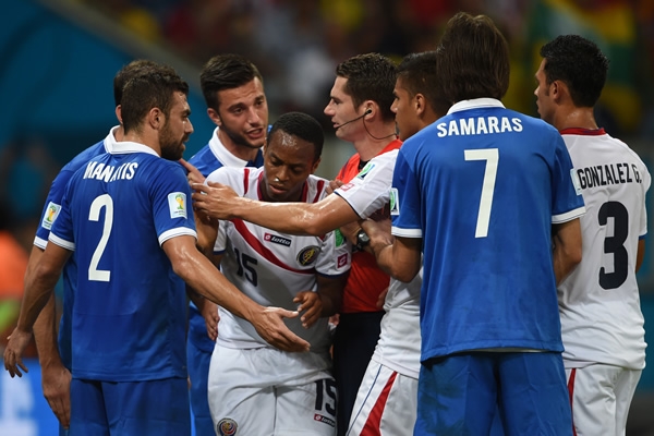 En un juego muy cerrado, la polémica se dejó ver en el campo.