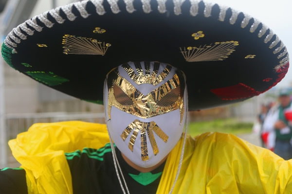 Enmascarados dieron color al nublado día.