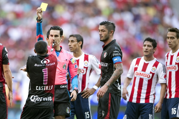 Entre tantos reclamos, Castillo fue amonestado.