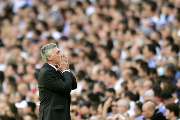 El entrenador merengue, Carlo Ancelotti, lucía nervioso en la banca.