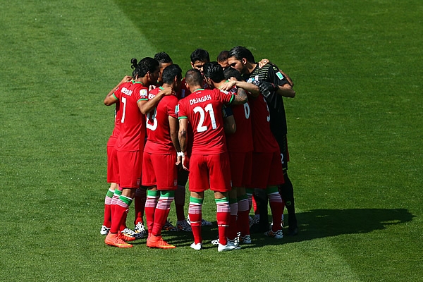 Equipo iraní en el tradicional círculo de concentración antes de iniciar.