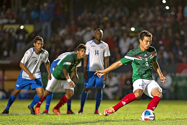 Erick Torres anotó de penal el quinto gol para México.