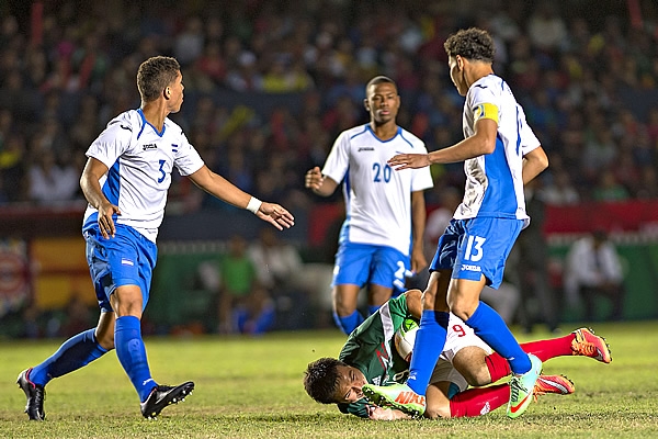 Erick Torres recibió varias faltas durante el juego.