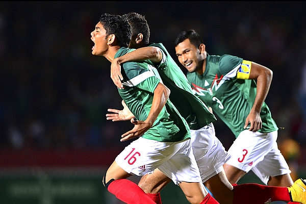 Espericueta festeja el 1-0.