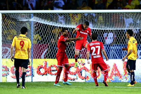 Esquivel cobra el penal y remonta el marcador.