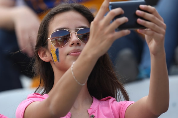 Esta belleza aprovechó el marco para tomarse una selfie.