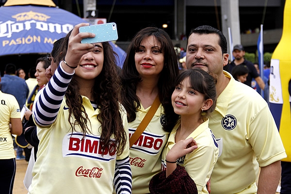 Esta familia americanista se tomó la foto del recuerdo.