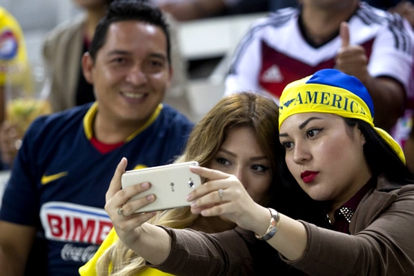 Estas fans americanistas aprovecharon el marco para tomarse una selfie.