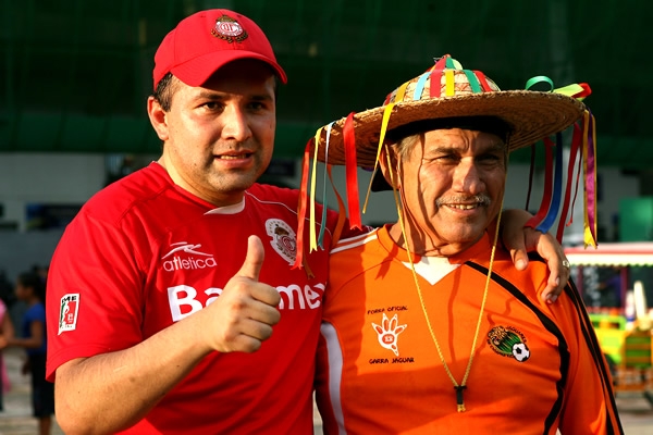 Este aficionado al Toluca se tomó la foto del recuerdo.