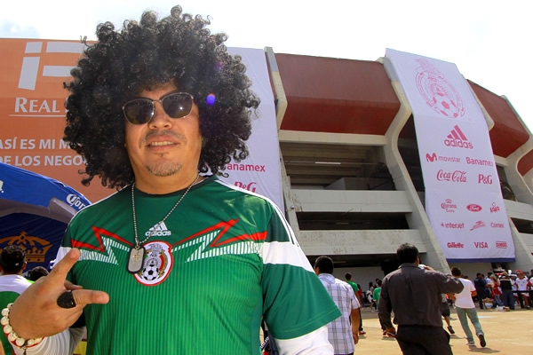 Este aficionado presumió su peluca estilo afro.