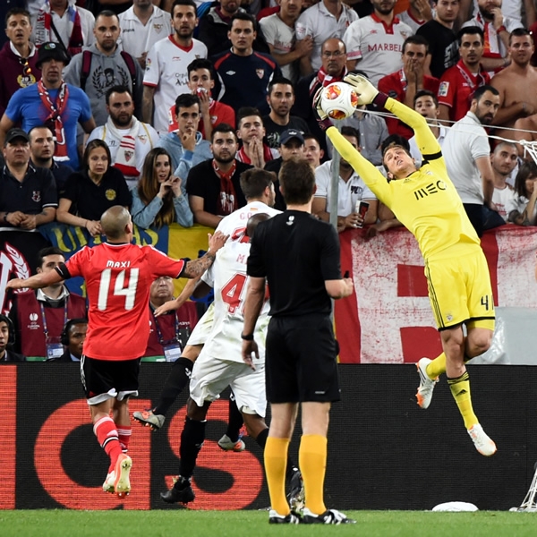 Excelente atajada del guardameta del Benfica.
