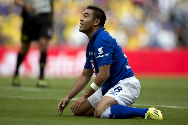 Fabián encara con valentía e intenta de larga distancia.