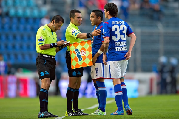 Fabián y Formica reclamaron al silbante el gol de Cortés.