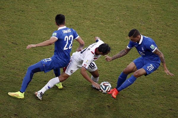 Falta de Samaris sobre Ruiz, que el árbitro no marcó.