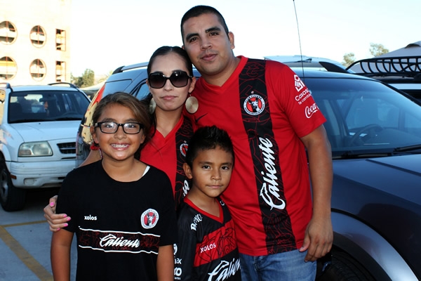 Familias completas acudieron al recinto a apoyar a su equipo.