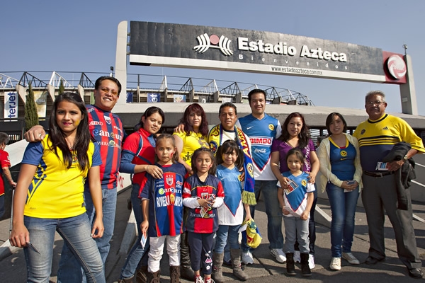 Familias enteras se dan cita en el estadio.