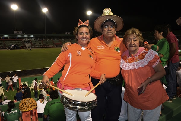 Familias reunidas para ver a su equipo.