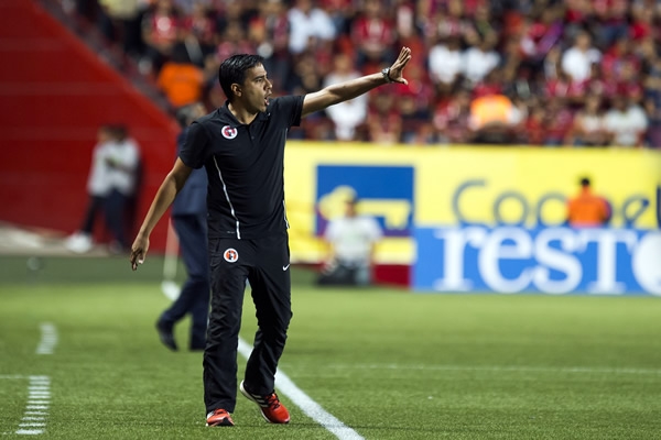 Farías protagonizó riña junto con el DT Sergio Bueno.