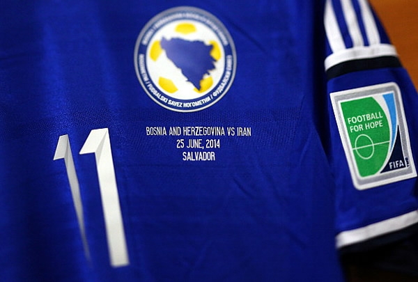 Fecha y partido impresos en el uniforme bosnio.