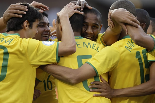 Felipe Melo anotó el primero de Brasil.
