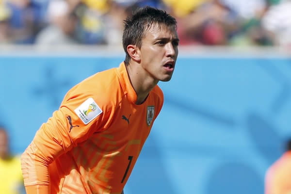 Fernando Muslera atento al encuentro.