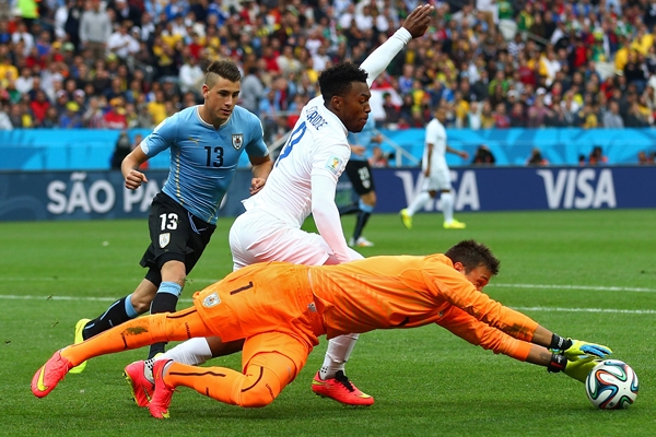 Fernando Muslera buscó detener todos los disparos.