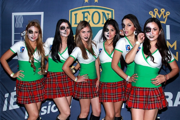 Fieras zombies dieron color en el Nou Camp.