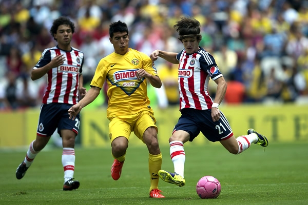 Fierro intenta proporcionar balones al área rival.