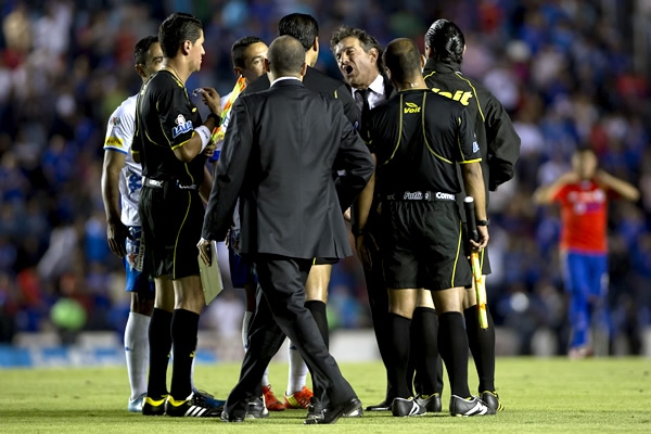 Finaliza el partido, Romano se va indignado por le gol anulado.