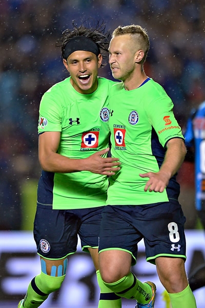 Flores festejó el gol de Alemao, vía penal.