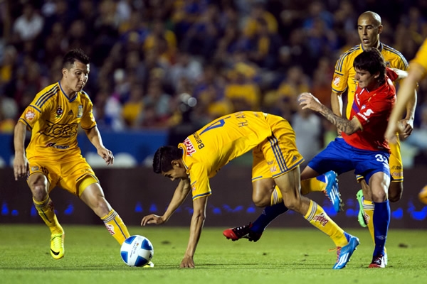 Formica sufre para llegar al área rival. Tigres está bien parado.