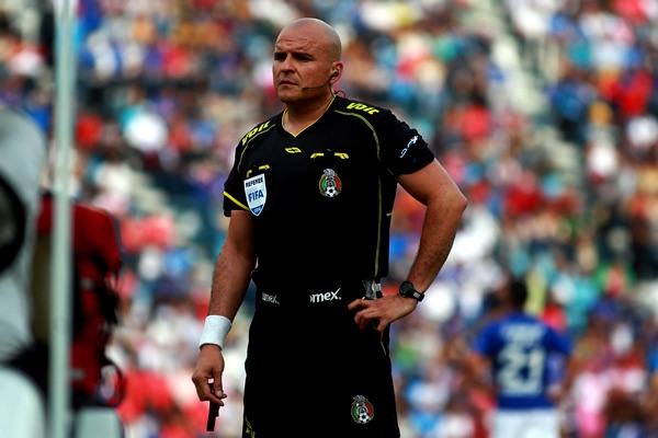 Francisco Chacón pita el final, La Máquina está en la cima.