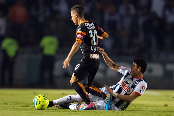 Fuerte choque entre los rivales que no pasa a mayores.