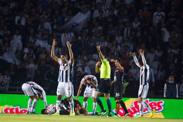 Fuerte choque entre Nahuelpan y Zavala.