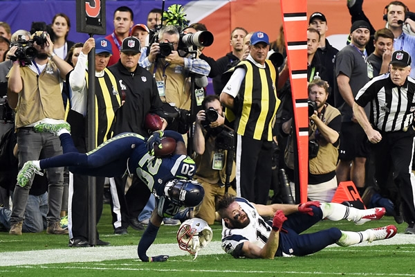 Fuerte intercepción a Jeremy Lane y tuvo que salir del campo.