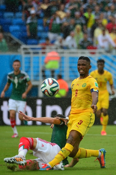 Fuerte llegada de Eto'o que derrumbó a Rodríguez.