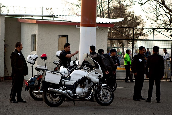 Fuerte operativo de seguridad a las afueras de este inmueble.