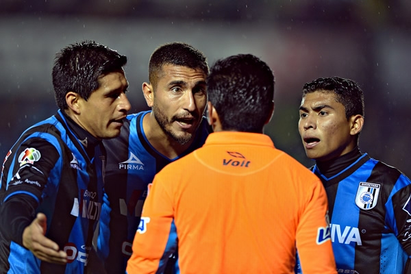 Gallos reclamó al silbante el primer penal que dio a los cementeros.