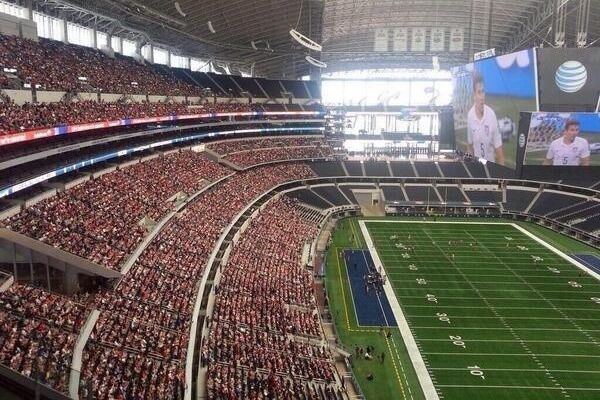 La gente vivió el partido en el Cowboys Stadium. 