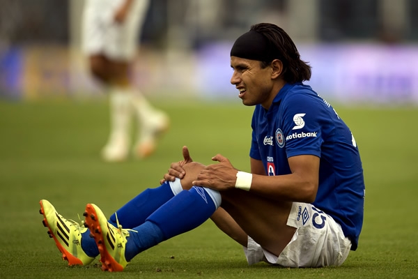 Gerardo Flores se entrega con cueerpo y alma en cada pelota.