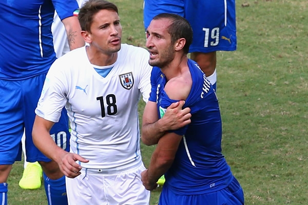 Giorgio Chiellini reclamó una mordida de Luis Suárez.