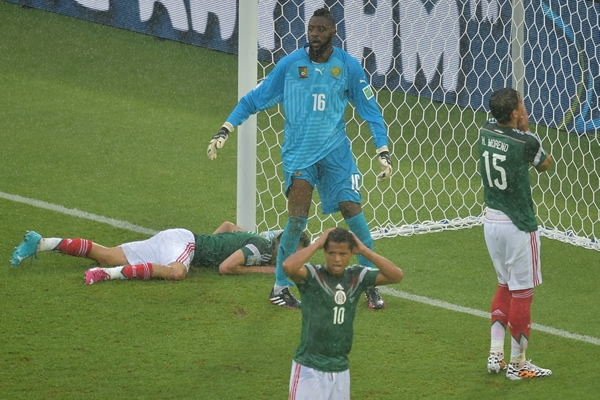 Giovani lamentó la decisión del árbitro colombiano.