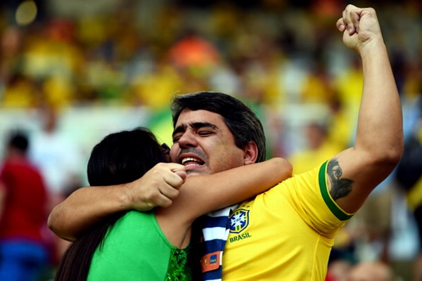 Golazo de Colombia. Maracaná grita con fervor.
