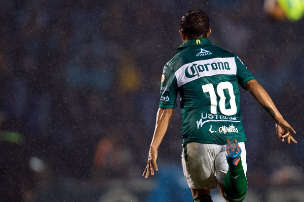 Golazo de Montes que dio ánimo a su equipo.